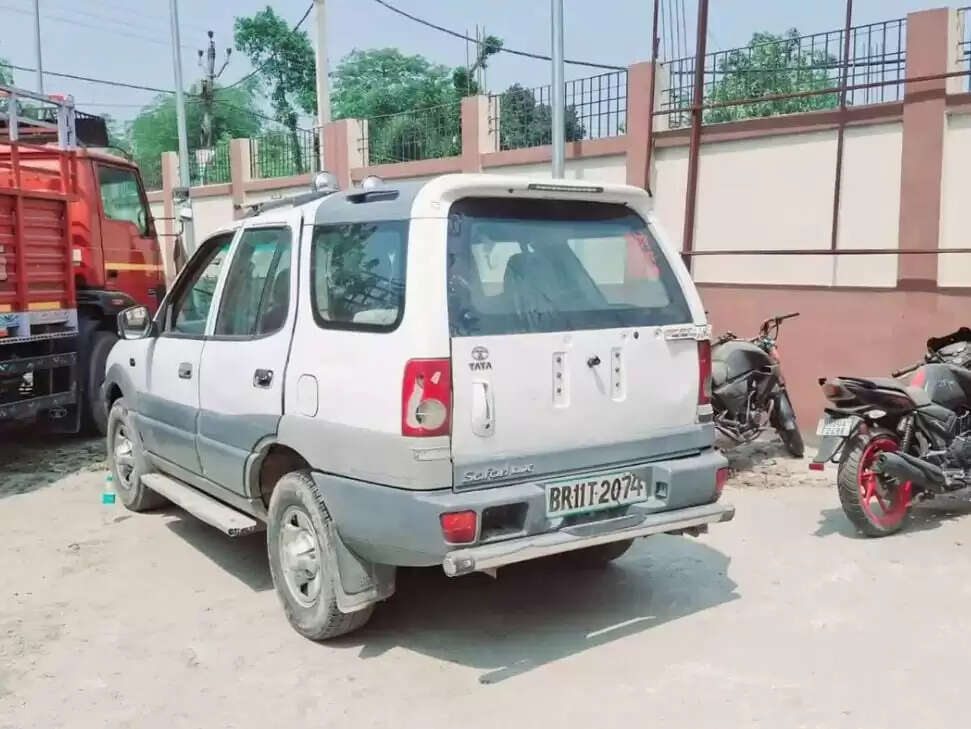 सुपौल में शराब तस्करी पर पुलिस की बड़ी कार्रवाई, सफारी गाड़ी जब्त, एक तस्कर गिरफ्तार