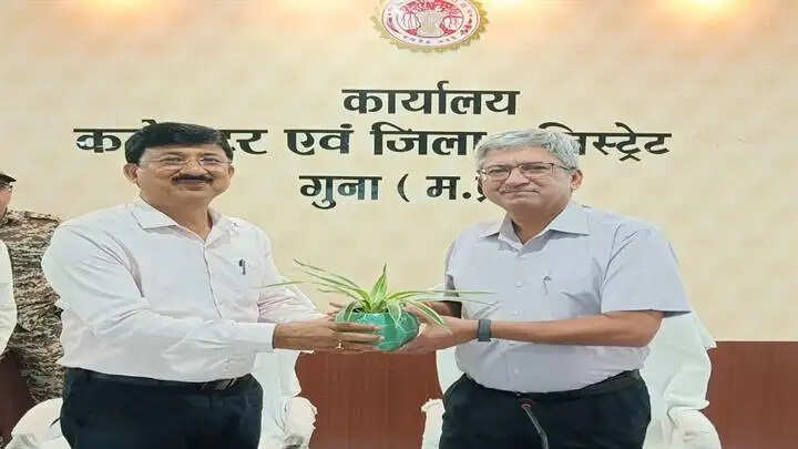 गुनाः संभागीय आयुक्त ने शासन की प्राथमिक योजनाओं की प्रगति की ली समीक्षा
