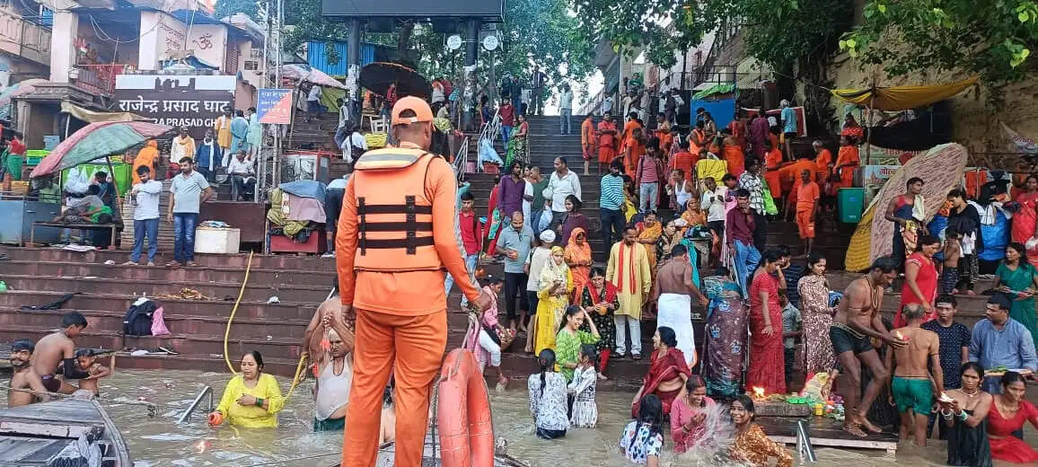 वाराणसी में गंगा के जलस्तर में लगातार बढ़ाव का रूख, प्राचीन शीतला मंदिर के गर्भगृह में पहुंचीं लहरें