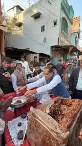 मप्र: विदिशा में खजूर बेचने वाले पन्ना भैया से मिले केंद्रीय मंत्री शिवराज, खुद तौलकर खरीदे और किया भुगतान