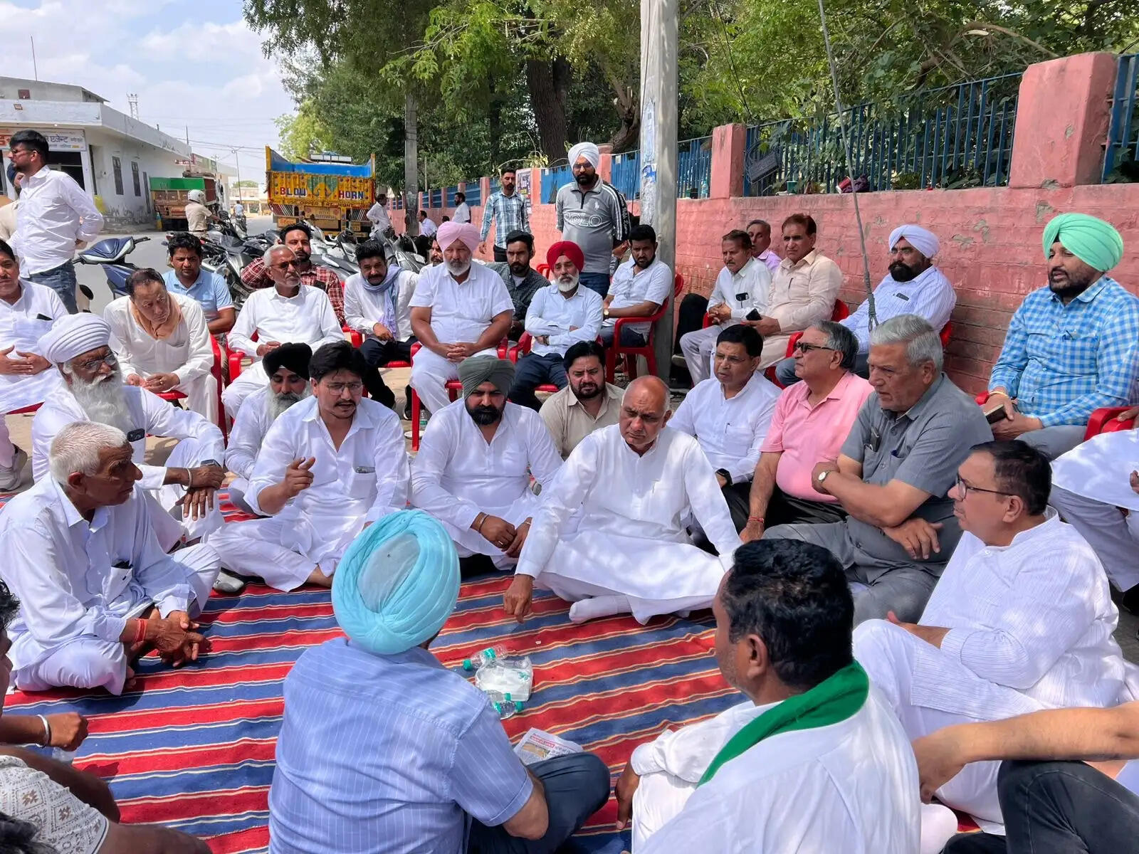 सिरसा: सरकार के खिलाफ आढ़तियों ने दिया धरना, इनेलो का समर्थन