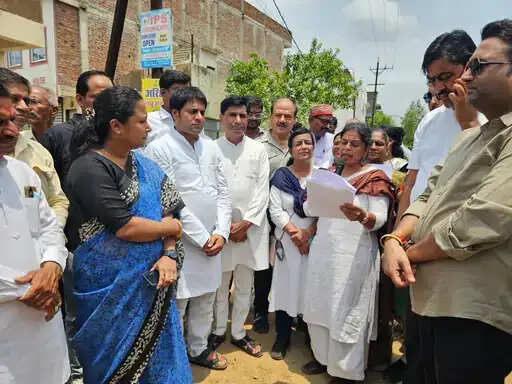 मंदसौर:&nbsp;सीवरेज खुदाई के बाद बदहाल सड़कों पर कांग्रेस का प्रदर्शन, गड्ढे भरने और जिम्मेदारों पर कार्रवाई की मांग