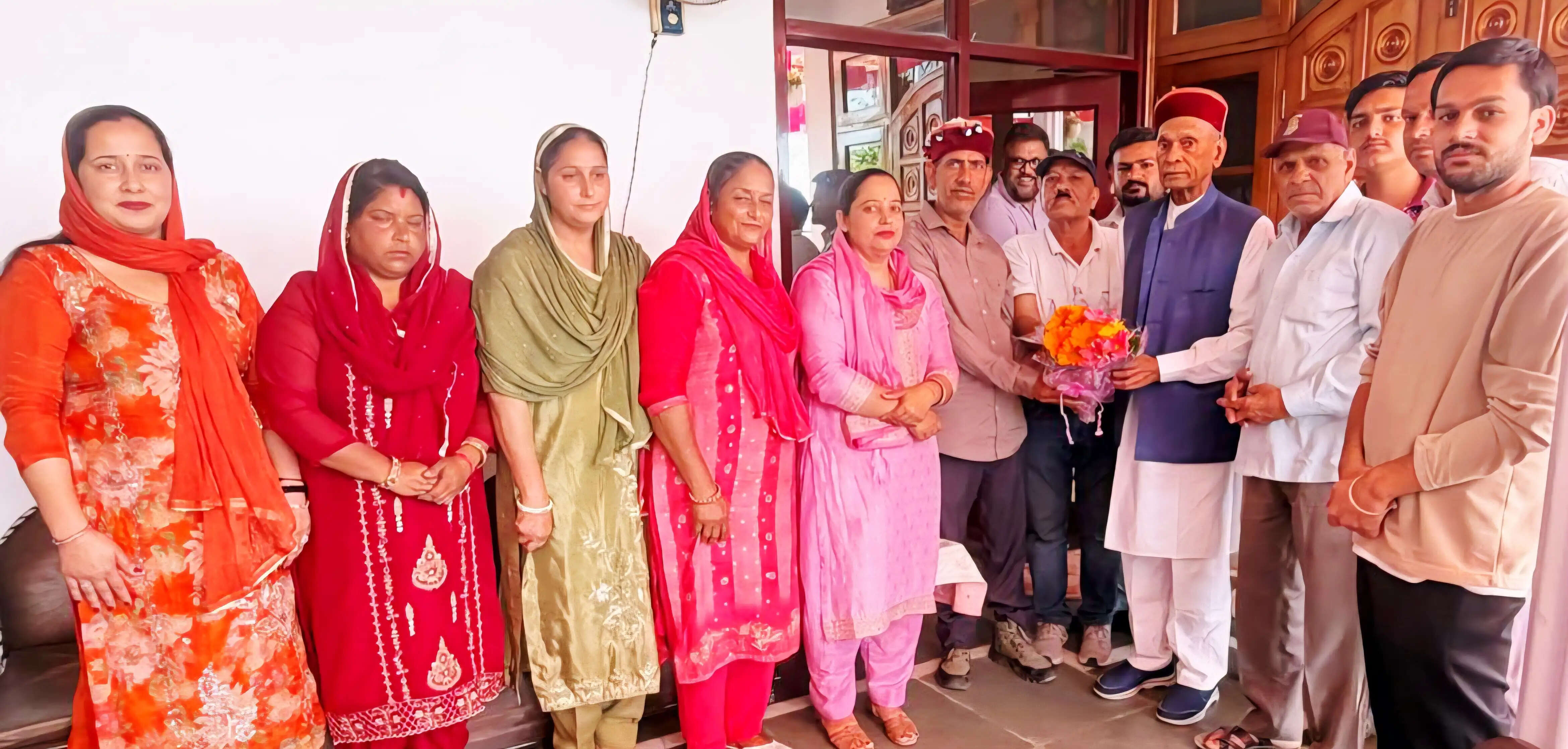 नवनिर्वाचित बीडीसी सदस्य बबीता कुमारी ने समर्थकों सहित प्रो. प्रेम कुमार धूमल से लिया आशीर्वाद