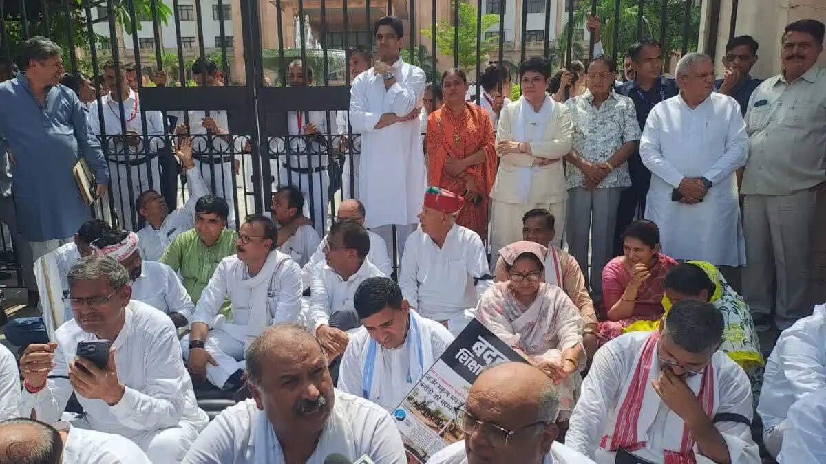 स्कूलों की बदहाली पर कांग्रेस का हल्लाबोल: जूली के नेतृत्व में निकला विधानसभा तक पैदल मार्च