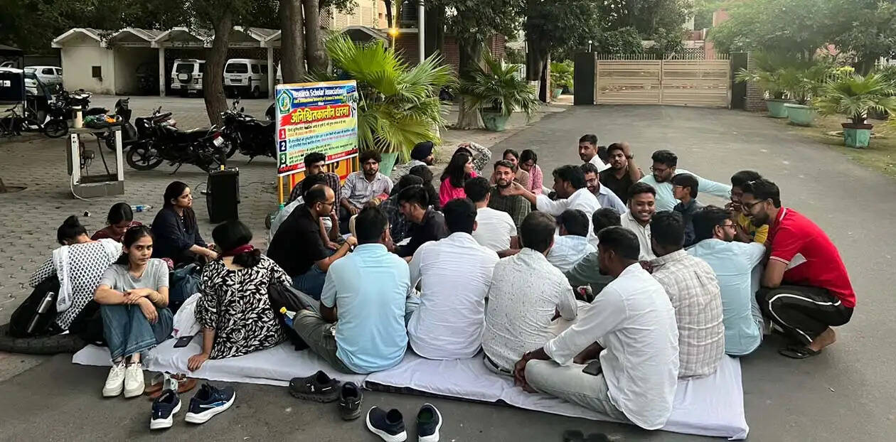 हिसार : जीजेयू में शोधार्थियों का अनिश्चितकालीन धरना जारी, प्रशासन से दूसरी वार्ता भी विफल