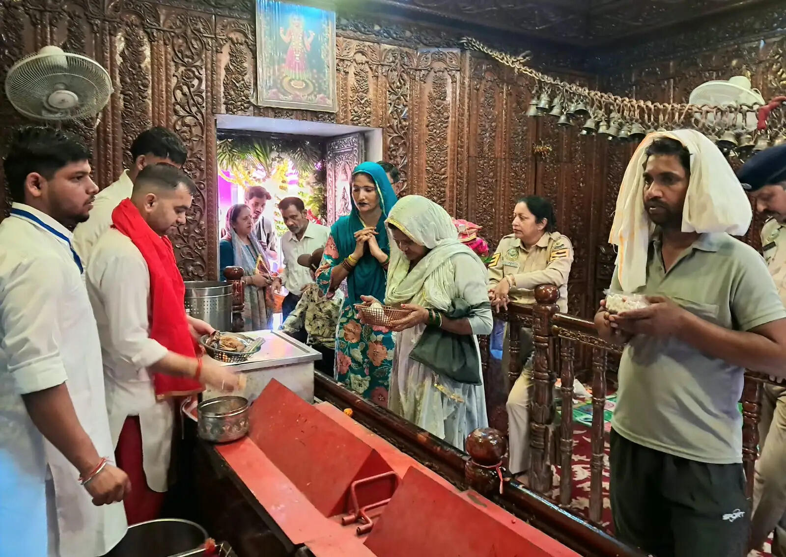 तीसरे नवरात्र पर माता बाला सुंदरी मंदिर त्रिलोकपुर में उमड़ा आस्था का सैलाब, 10 हजार श्रद्धालुओं ने टेका माथा
