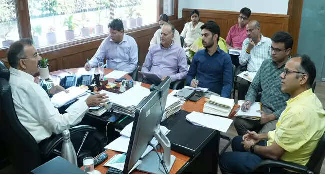 चुनावी प्रक्रिया में लगे अधिकारियों व कर्मचारियों के तबादलों पर रोक