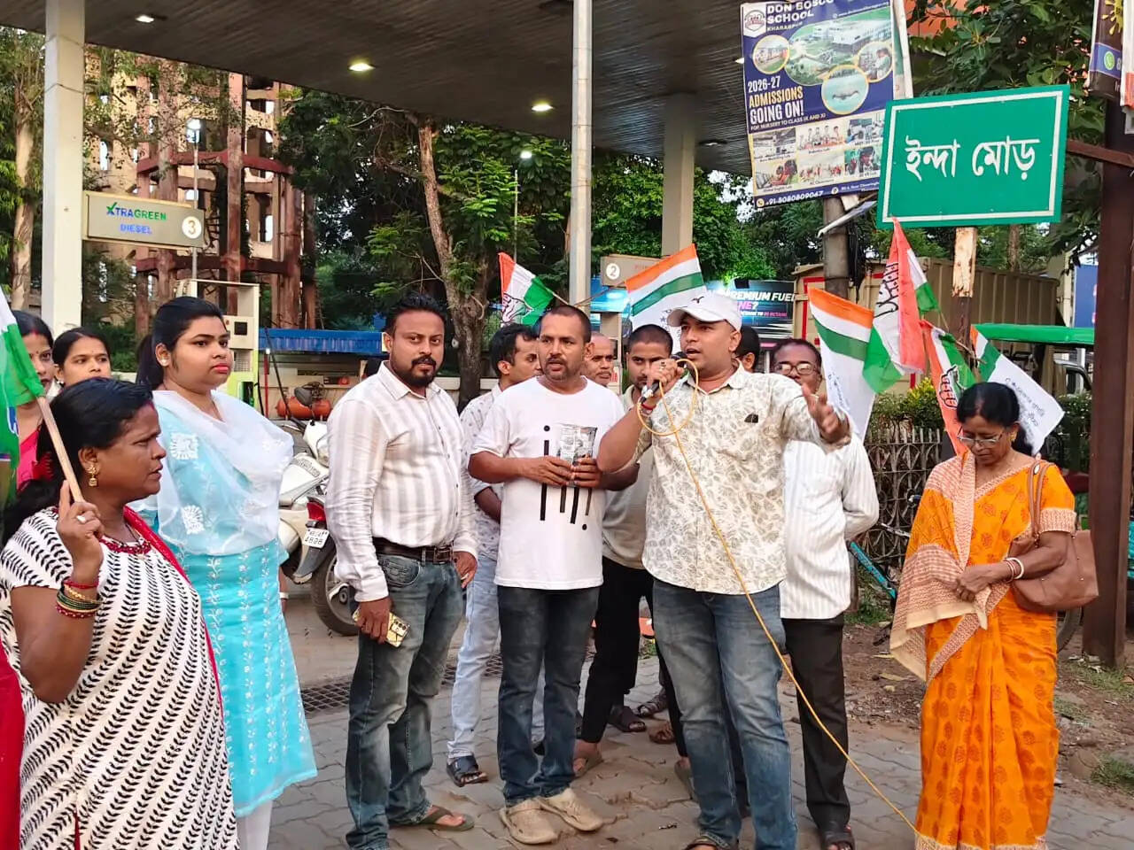 ईंधन मूल्य वृद्धि के विरोध में युवा कांग्रेस का अनोखा प्रदर्शन, लोगों को बांटी चॉकलेट
