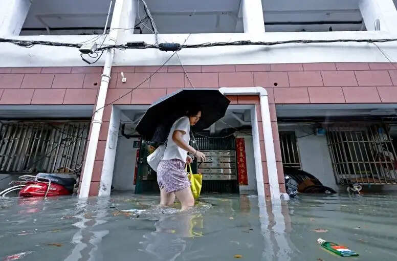 डॉल्फिन तूफान से चीन बेहाल, 150 साल का बारिश का रिकॉर्ड टूटा, 10 लाख लोग सुरक्षित निकाले गए