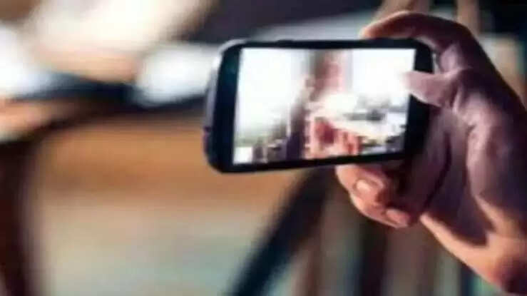 बैंक कर्मी ने युवती की अश्लील फोटो सोशल मीडिया पर किया वायरल