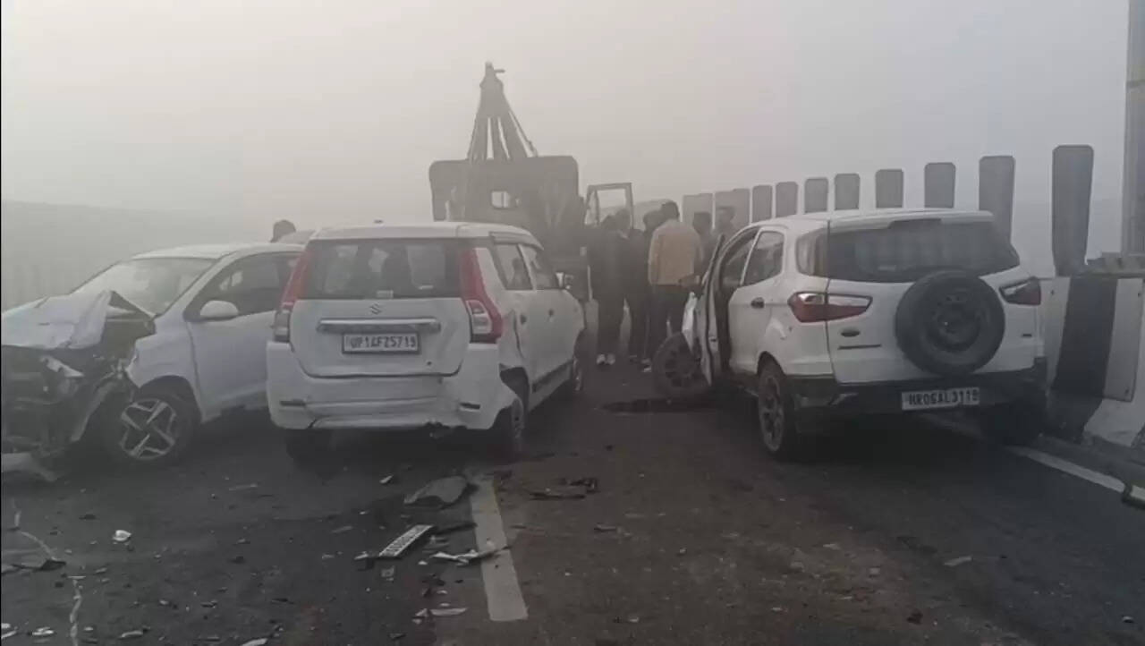 बागपत देहरादून हाइवे पर हादसा , एक- एक कर 14 वाहन भिड़े, दो दर्जन से अधिक लोग घायल