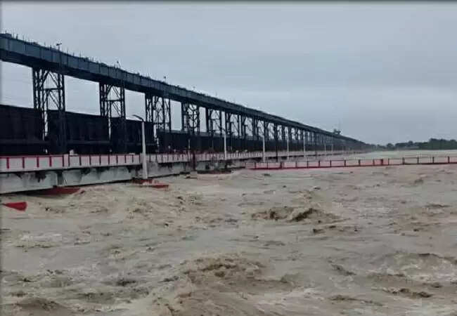 गंगा, कोसी और बूढ़ी गंडक का जलस्तर बढ़ने से खाेले गये फरक्का बराज के 108 गेट, बिहार में बाढ़ का खतरा