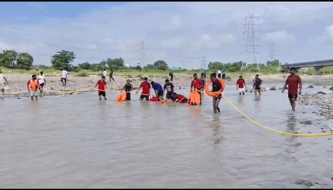 महानंदा बैराज में डूबे दो छात्रों की तलाश तेज, एनडीआरएफ और सिविल डिफेंस ने संभाला मोर्चा