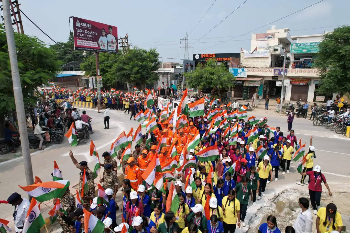 स्वतंत्रता दिवस के पूर्व काशी नगरी हुई तिरंगामय,काशी विश्वनाथ धाम में 'हर-हर महादेव' और 'जय हिंद' नारे की गूंज