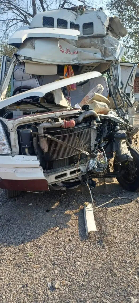 बिहार में तमिलनाडु के पर्यटकों से भरी ट्रैवलर ने ट्रक में मारी टक्कर, एक की मौत, 19 घायल