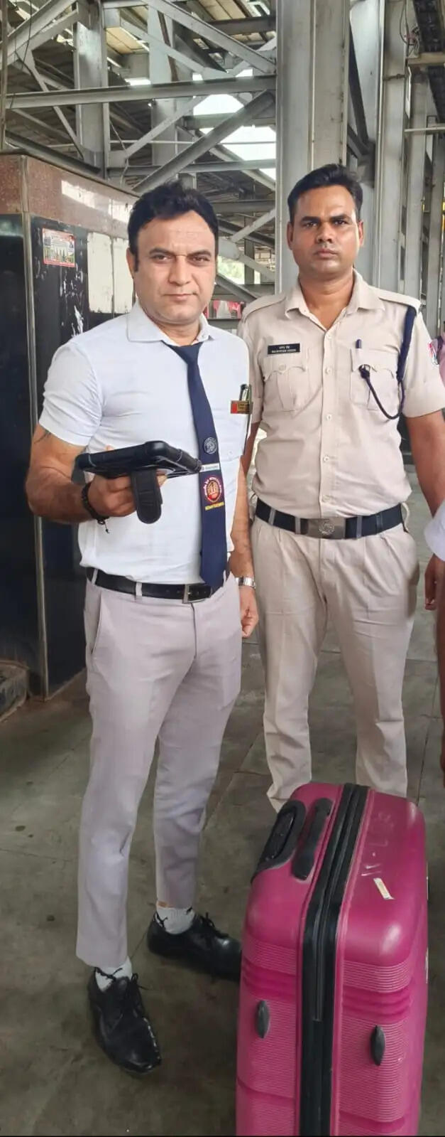 खड़गपुर मंडल के कर्मचारियों ने लौटाया यात्रियों का सामान