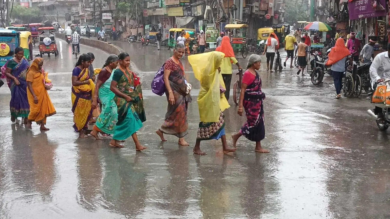मानसून की पहली दस्तक में ही वाराणसी में जलभराव, कचहरी पर भी जूझते दिखे अधिवक्ता