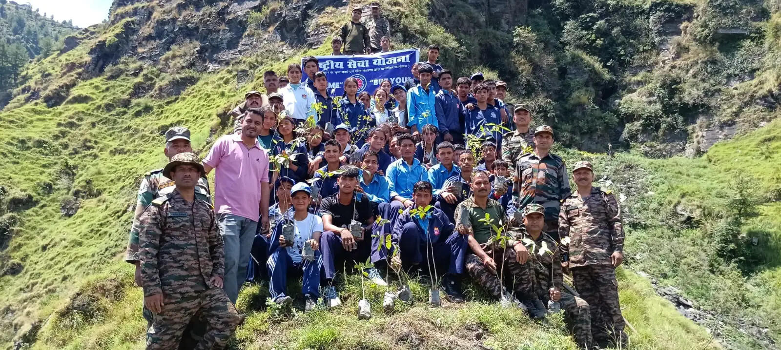 133 इको टास्क फोर्स की ब्रावो कंपनी ने स्कूली छात्रों के साथ सलोट में किया पौधरोपण