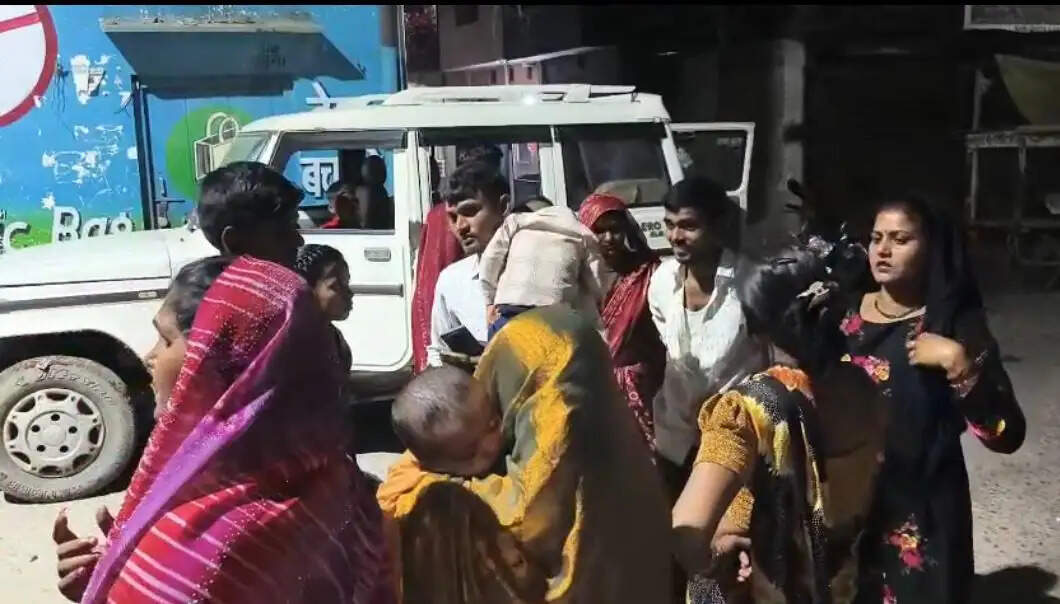 चित्रकूट जा रहे कार सवारों से मारपीट कर बदमाशों ने की लूटपाट