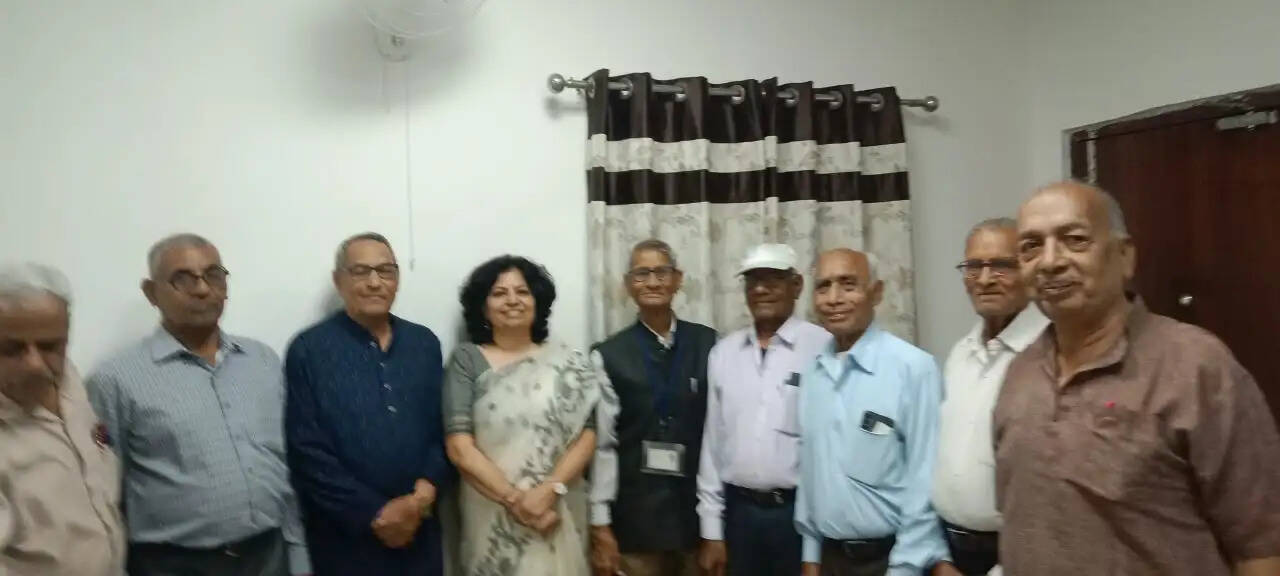 वरिष्ठ नागरिक संगठन ने बीएचईएल प्रशासन को सौंपा ज्ञापन