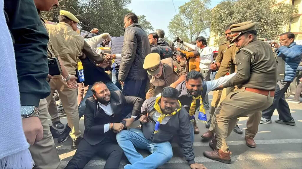 मणिकर्णिका घाट के पास तोड़फोड़ के विरोध में आआपा ने किया प्रदर्शन