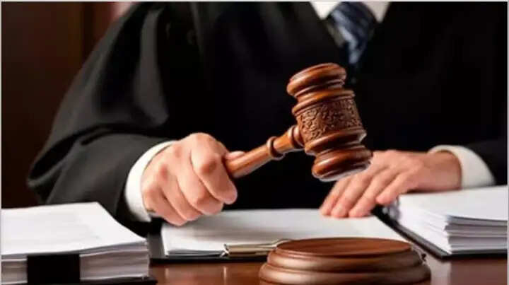शारीरिक रूप से कमजोर बच्चे को अदालत परिसर में छोड़ गए माता-पिता