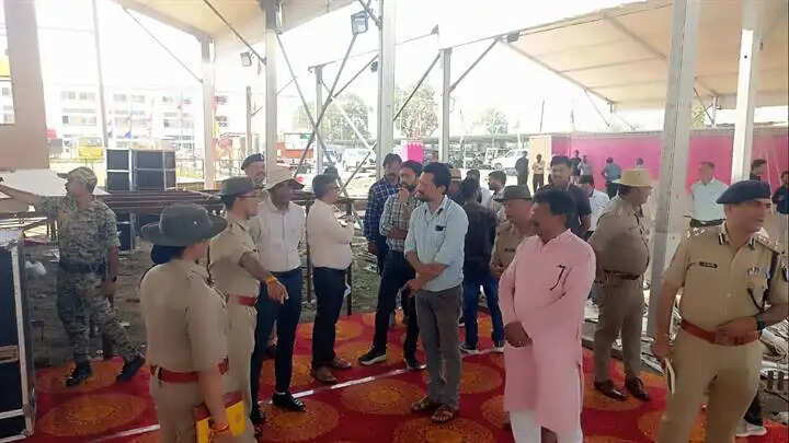 मुख्यमंत्री के कार्यक्रम की तैयारियों का डीआईजी और कलेक्टर-एसपी ने लिया जायजा