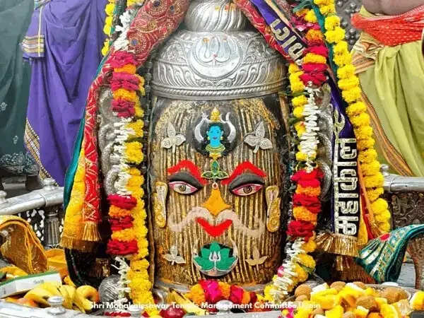 उज्जैन:&nbsp;शेषनाग के रजत मुकुट और मुंडमाल से सजे बाबा महाकाल, राजा स्वरूप में दिए दर्शन,&nbsp;भस्म आरती में उमड़े श्रद्धालु