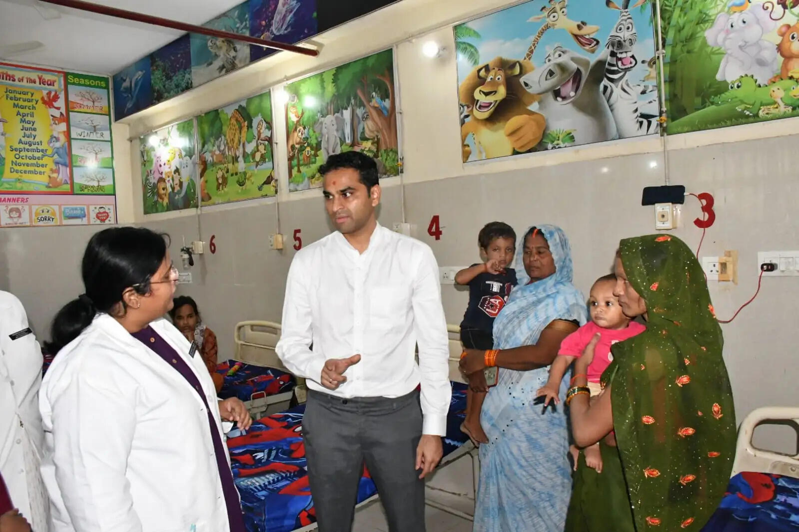 देवरिया: जिलाधिकारी ने कुपोषित बच्चों को बांटी पोषण की पोटली, अभिभावकों को किया जागरूक