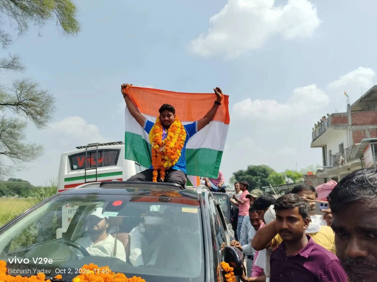 अंतरराष्ट्रीय एथलीट रोहित के स्वागत में उमड़ा जनसैलाब, फूल-मालाओं से पटा मियाचक से अदारी तक का रास्ता