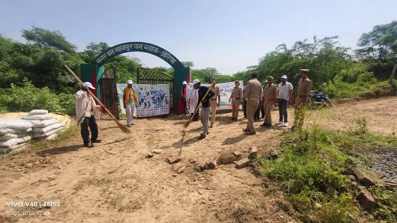 औरैया: वन्य प्राणी सप्ताह में स्वच्छता का संदेश, खानपुर नगर वन में चला सफाई अभियान