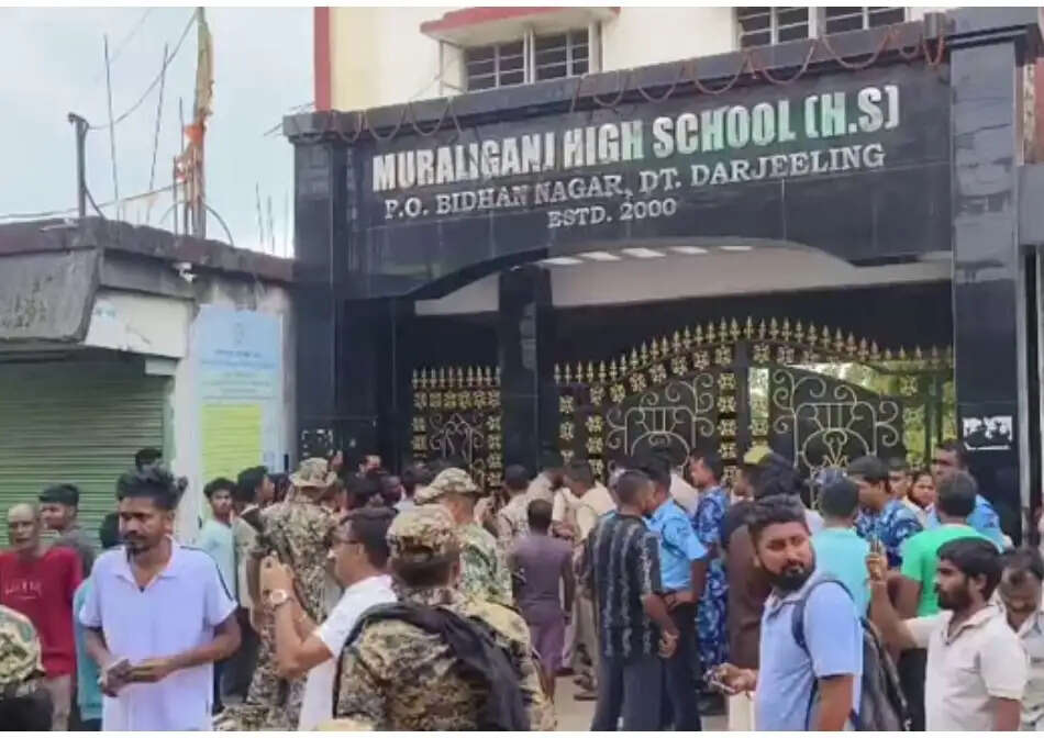 स्कूल में छात्रों के बीच हिंसक झड़प, आठ घायल