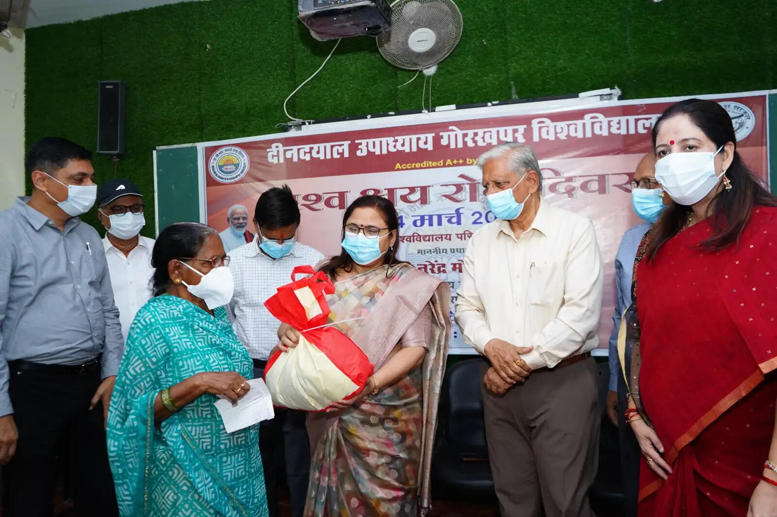 विश्व क्षय रोग दिवस पर डीडीयू विश्वविद्यालय की अनूठी पहल, मरीजों को दी गईं प्रोटीन युक्त पोषण पोटलियां