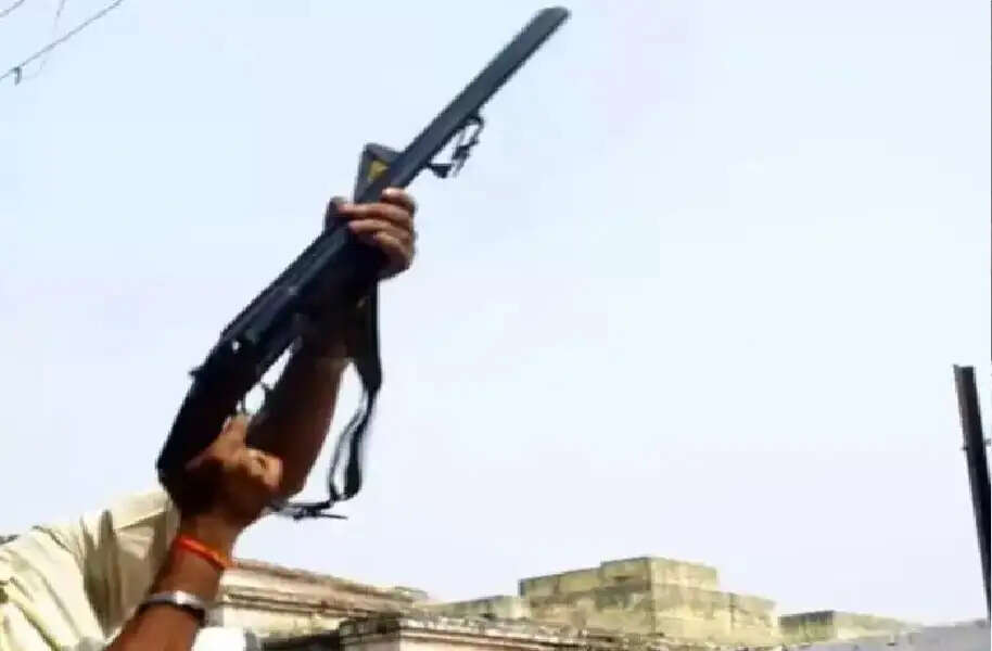 हर्ष फायरिंग का आरोपित गिरफ्तार, समर्थन करने वालो को पुलिस की नसीहत