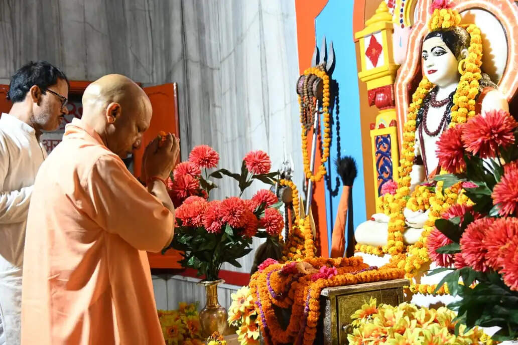 दो दिवसीय दौरे पर गोरखपुर पहुंचे मुख्यमंत्री योगी आदित्यनाथ
