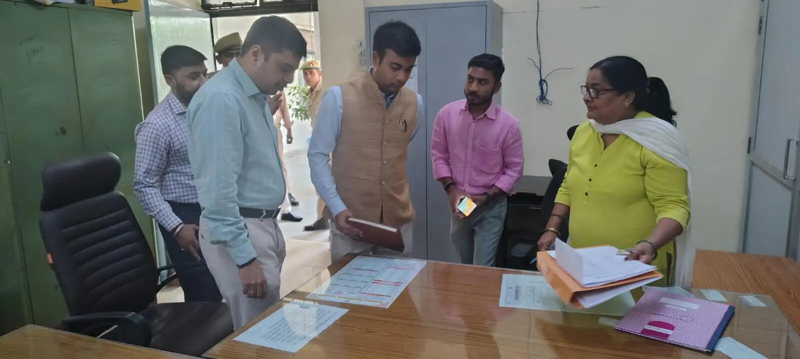 जिलाधिकारी ने आईटीआई का किया औचक निरीक्षण, कार्मिकों को देरी पर दी चेतावनी