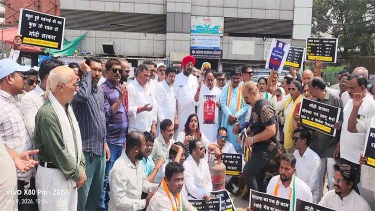 गैस सिलेंडर के दामों में बढ़ोतरी के विराेध में कांग्रेस ने किया प्रदर्शन, चूल्हे पर खाना बनाकर जताई नाराजगी