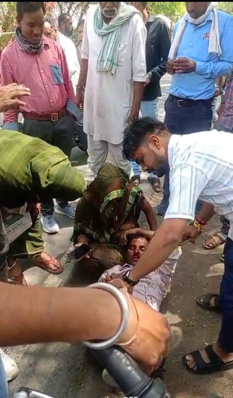 राजगढ़ः आटो की टक्कर से बाइक सवार पति-पत्नी घायल