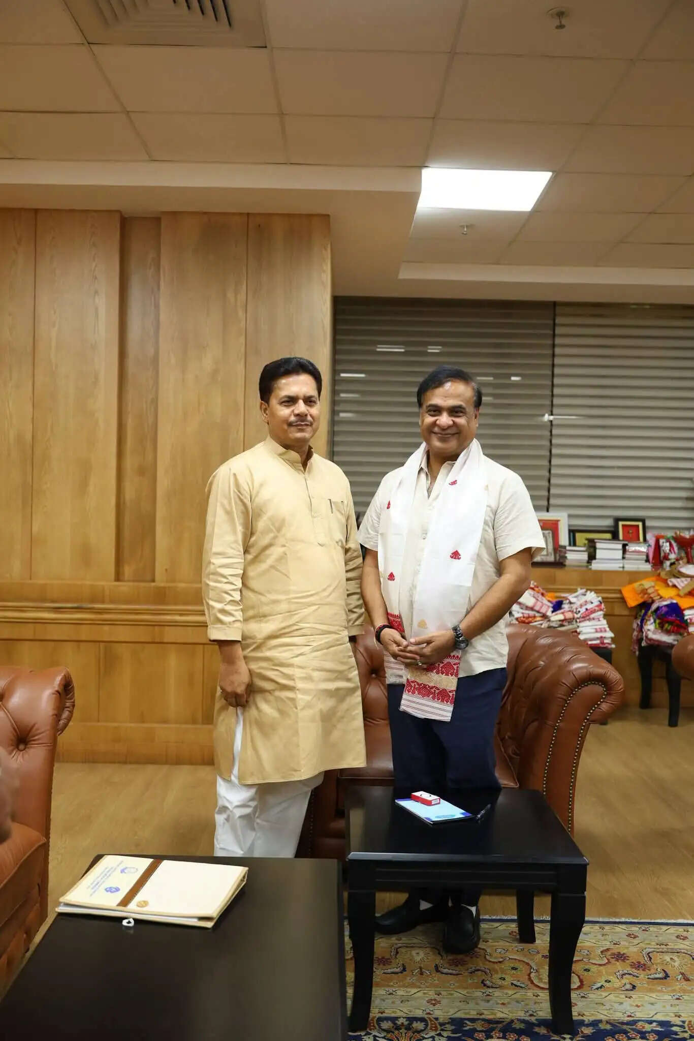 विधायक भूपेन बोरा ने मुख्यमंत्री से की मुलाकात, क्षेत्र के विकास से जुड़े मुद्दों पर सौंपा ज्ञापन