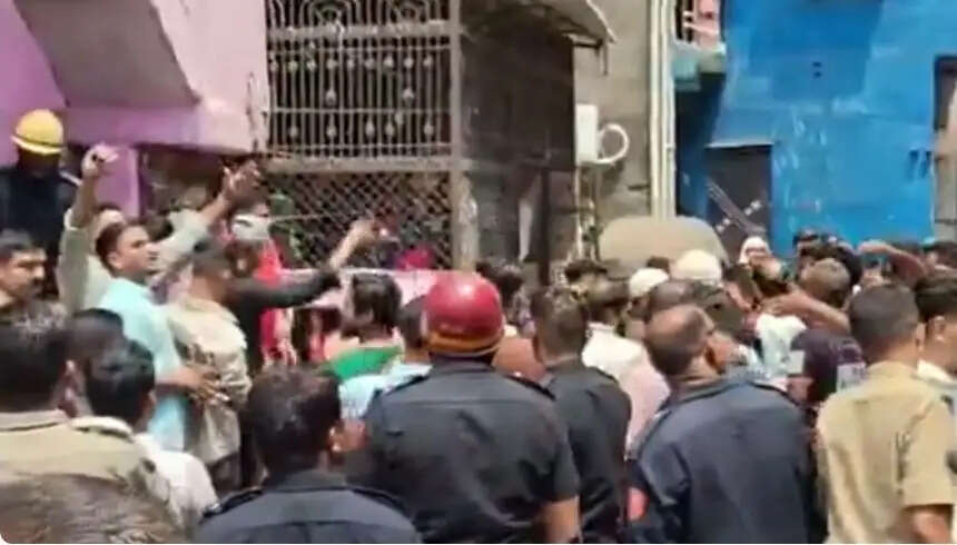 गुजरात के सूरत में एक मकान में केमिकल ब्लास्ट के बाद आग, 5 की मौत