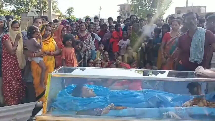 हत्याकांड के विरोध में शव रख ग्रामीणों ने तीन घंटा जाम किया बेतिया सड़क