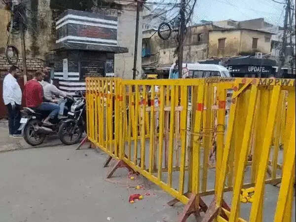 भोपाल&nbsp;में&nbsp;मोती मस्जिद के सामने टू-व्हीलर की आवाजाही शुरू, पुलिस ने हटाए बैरिकेड्स, व्यापारी बोले- पूरी बैरिकेडिंग हटाएं