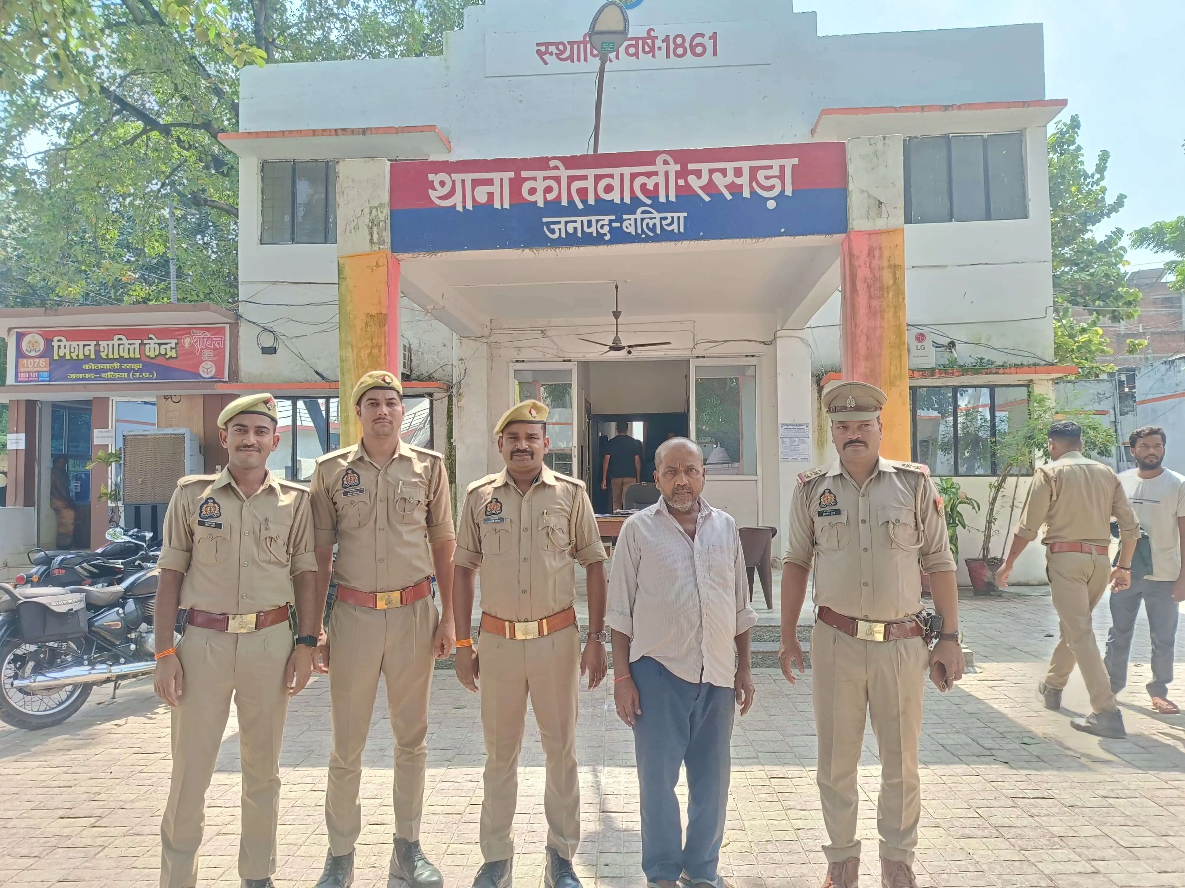 बलिया : घनी आबादी में अवैध पटाखे का जखीरा मिला