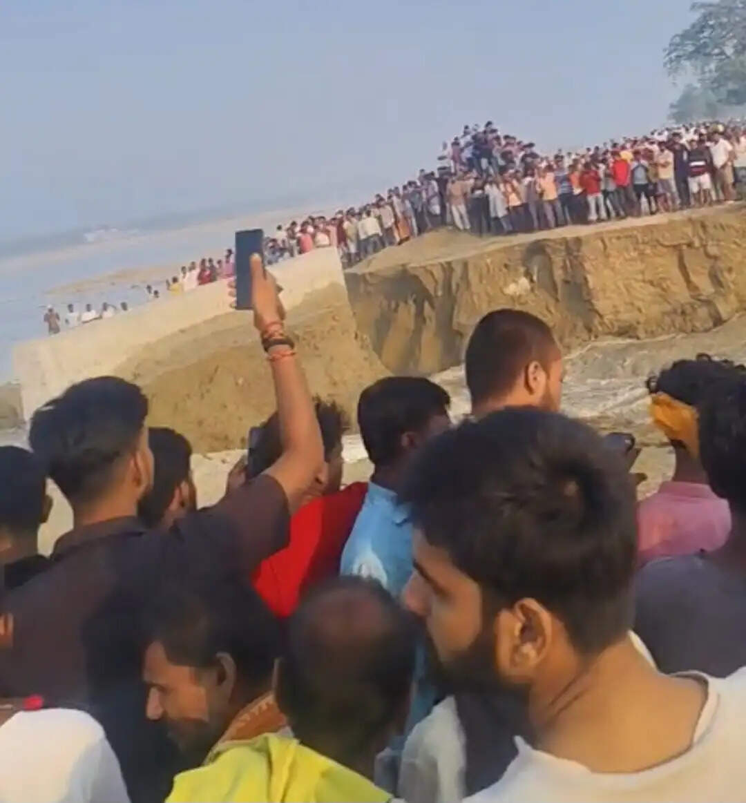 सारण गंडक नदी का मुख्य तटबंध टूटने से पानापुर प्रखंड के कई गांवों में घुसा बाढ़ का पानी