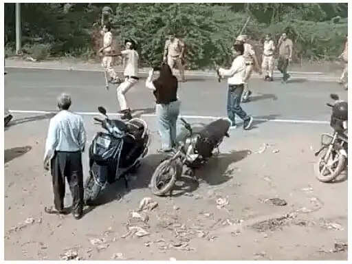 फरीदाबाद : धरने पर बैठे ग्रामीण और पुलिस के बीच झड़प, हुआ पथराव