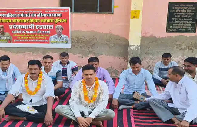 महेंद्रगढ़ में दमकलकर्मी भूख हड़ताल पर बैठे