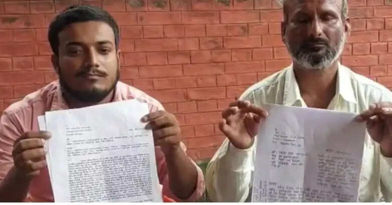 आवास योजना का घर बनाने में बाधा का आरोप, दृष्टिहीन पिता-पुत्र ने एसपी से लगाई गुहार