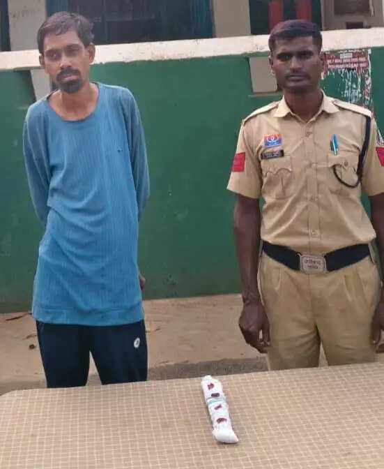 धारदार चाकू के साथ एक आराेपित गिरफ्तार
