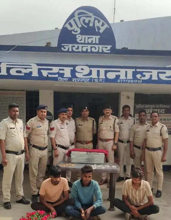 सूरजपुर : चोरी के दो मामलों का खुलासा, तीन आरोपित गिरफ्तार, 4 लाख के जेवर बरामद
