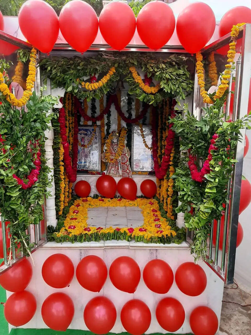 हे दुख भंजन मारूति नंदन .. संकट कटे मिटे सब पीरा, जो सुमिरे हनुमत बलबीरा..